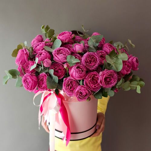 Кустовые розы с эвкалиптом в шляпной коробке (Мисти Баблз)